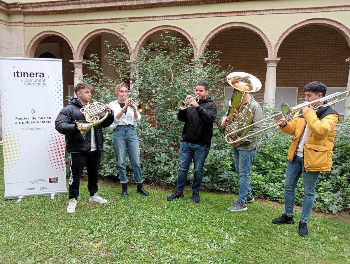 Sajára Brass Quintetn en el claustro del conservatorio de Castelló.