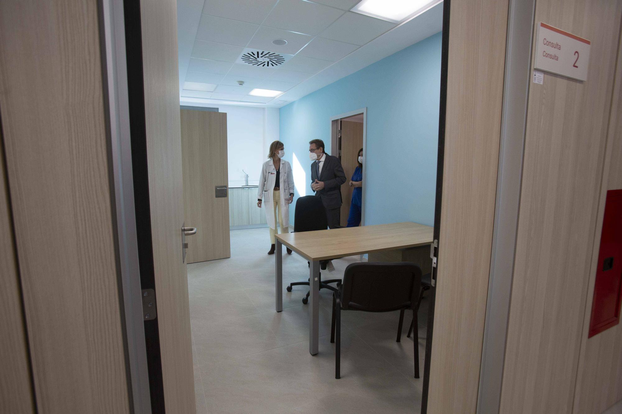 El conseller de Sanidad Miguel Mínguez visita el futuro hospital de día oncológico y la remodelación de las urgencias del hospital Sant Joan d’Alacant