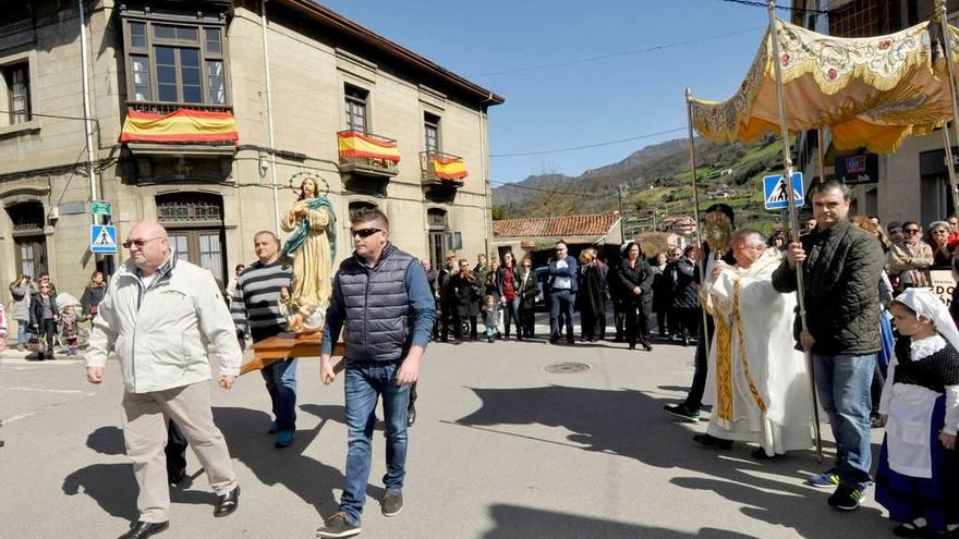 Procesión del Santo Encuentro, el Domingo de Pascua, en Campomanes, el año pasado.