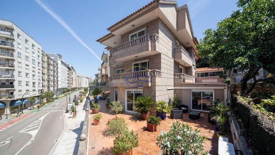 El casoplón de tres plantas con terraza en pleno corazón de Vigo: la vivienda de 5 habitaciones de venta en Camelias
