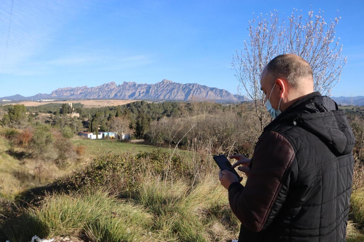 A user of an application against bad odors near the Can Mata landfill, in Hostalets de Pierola.