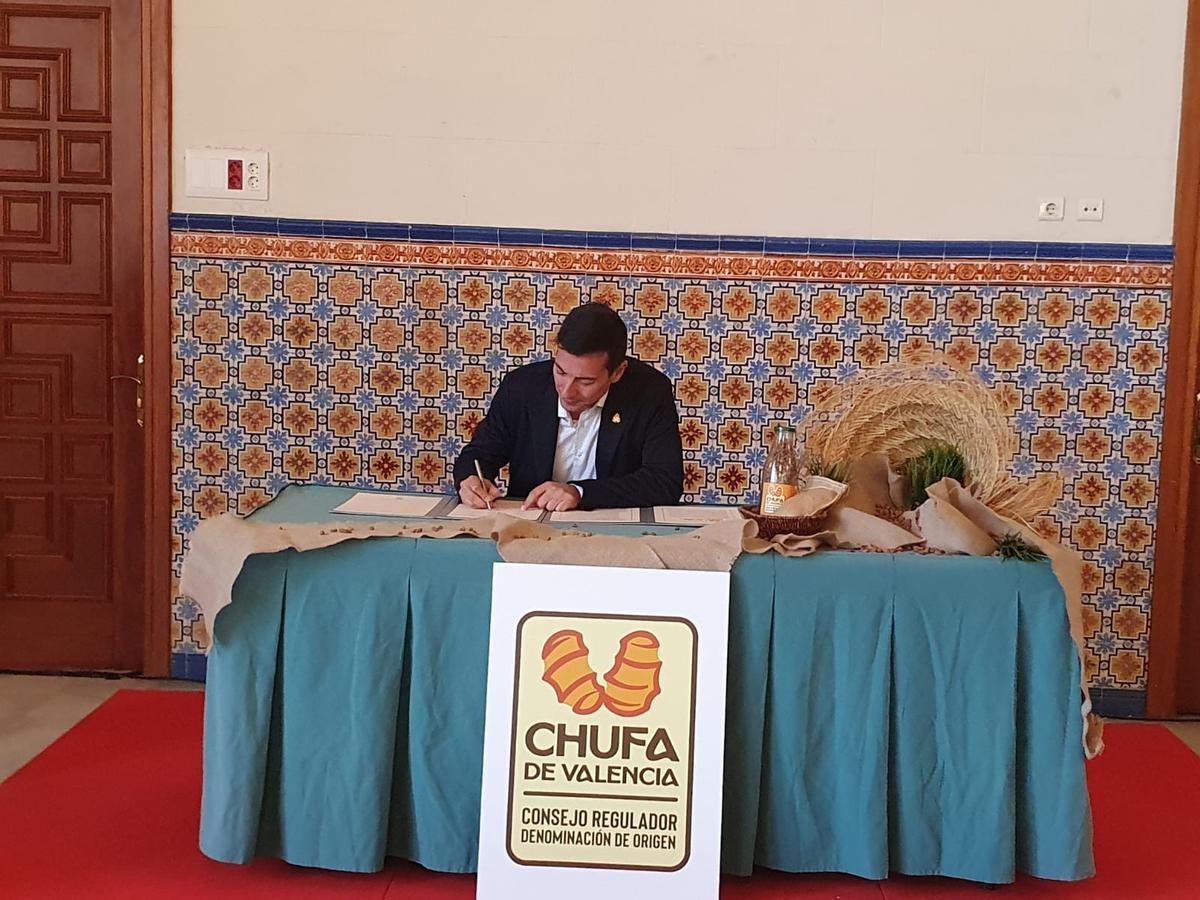 Rafa García, alcalde de Burjassot, renueva el Acuerdo de Vera