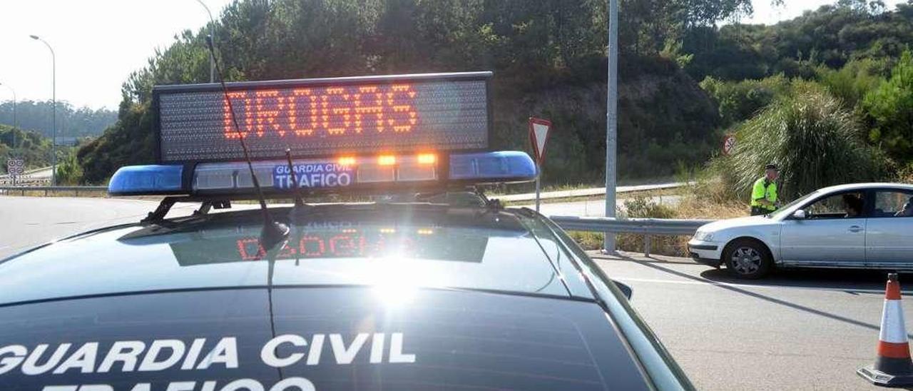 Un control de alcohol y drogas de la Guardia Civil de Tráfico en la provincia. // Noé Parga