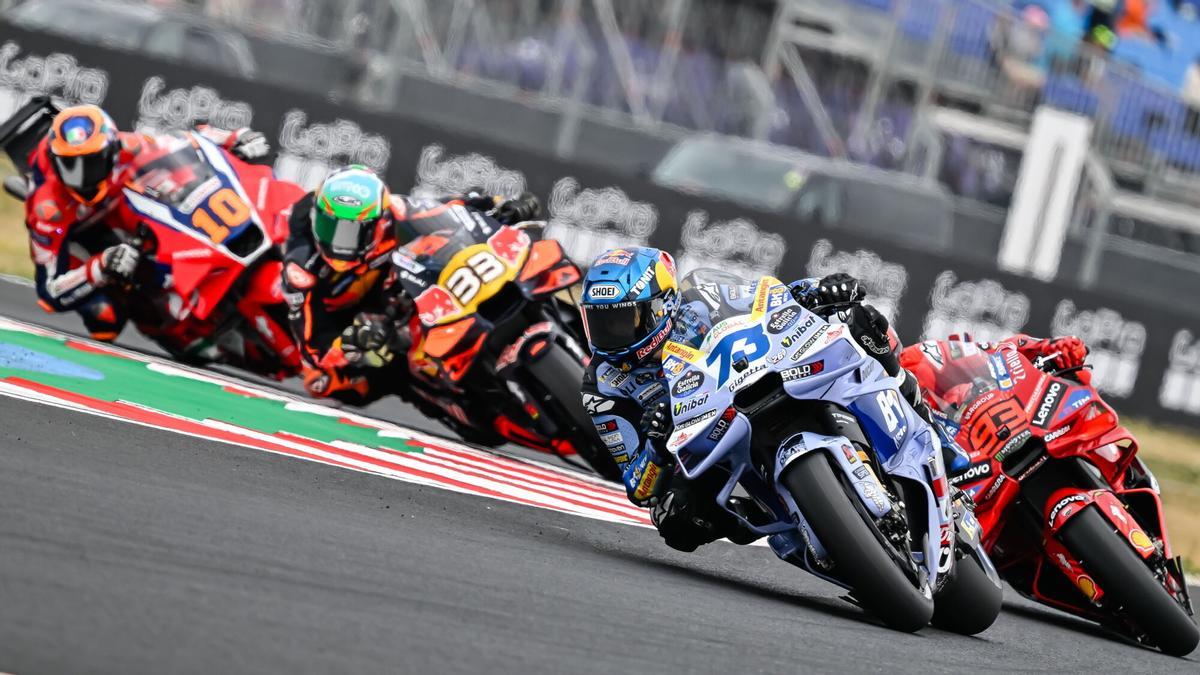 Balatonfokajar (Hungary), 22/08/2025.- BK8 Gresini Racing rider Alex Marquez (2-R) of Spain and Ducati Lenovo rider Marc Marquez (R) of Spain in action during the first free practice session for the Motorcyling Grand Prix of Hungary at the Balaton Park Circuit in Balatonfokajar, Hungary, 22 August 2025. (Motociclismo, Hungría, España) EFE/EPA/Tamas Vasvari HUNGARY OUT. HUNGARY OUT