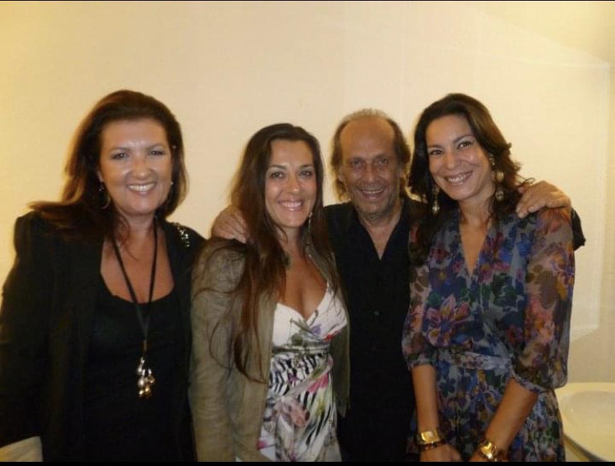 Soledad Bescós, a la izquierda de Paco de Lucía, con unas amigas en el Auditorium de Palma, donde el guitarrista dio su último concierto en la isla