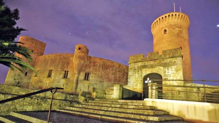 El cambio de tecnología permitirá iluminar de rojo, azul o verde la Catedral o el castillo de Bellver.