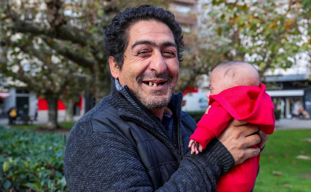 Ricardo Giménez, patriarca de Cornaxo, con el niño en brazos
|  Iñaki Abella