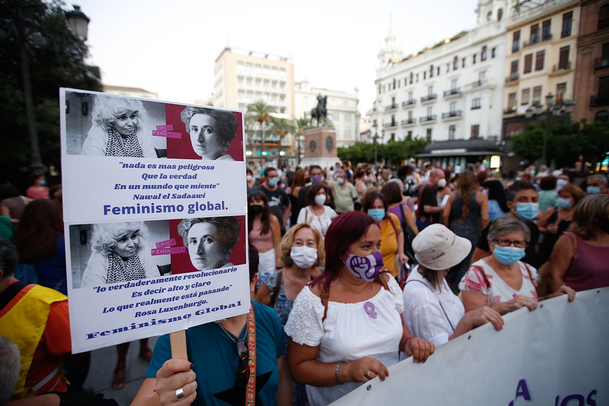 Centenares de personas claman en Córdoba por los derechos de las mujeres afganas