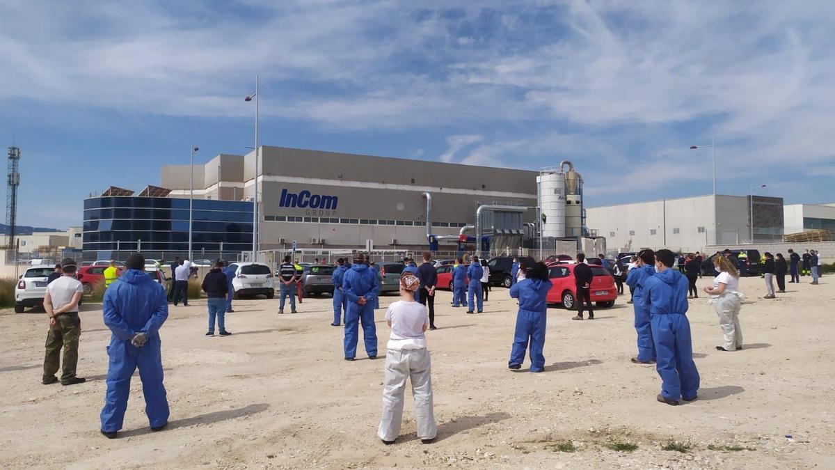 Trabajadores en el polígono industrial Finca Lacy durante los tres minutos de silencio.