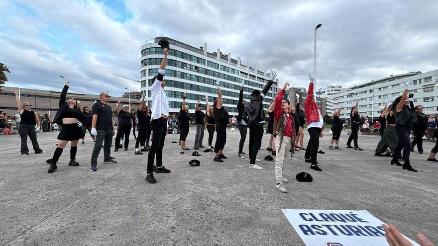 Así fue el homenaje a Michael Jackson en la playa de Poniente de Gijón