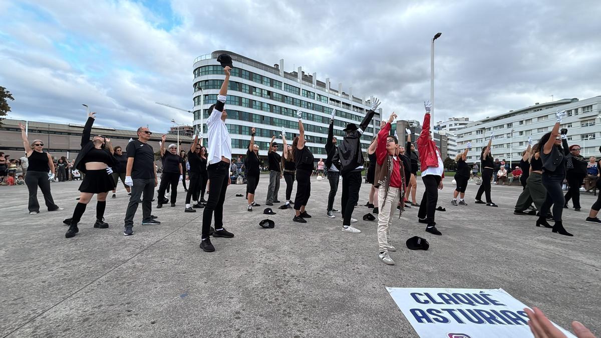 Así fue el homenaje a Michael Jackson en la playa de Poniente de Gijón