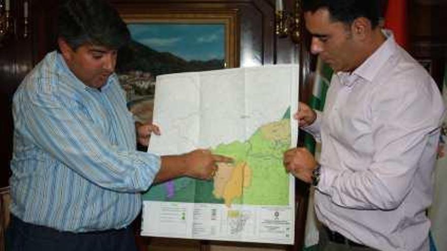 Manuel Navarro y Julio Fernández, examinando un mapa de Mijas el pasado año.