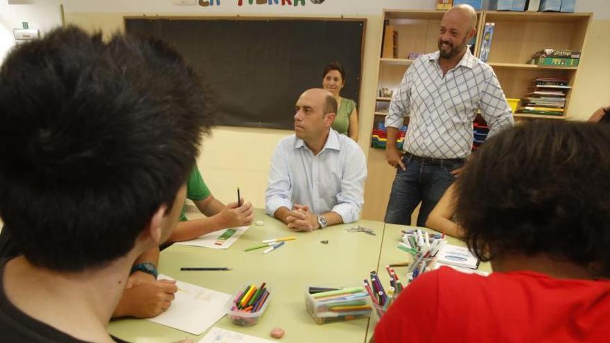 Espuch, junto a Echávarri y el director del colegio, en una visita