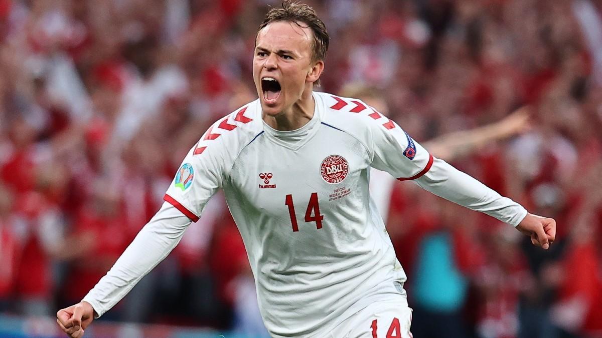Mikkel Damsgaard celebra un gol con la selección danesa en la Eurocopa