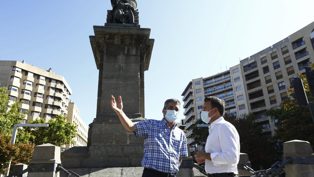 Serrano anuncia actuación en el monumento al justicia de plaza Aragón.