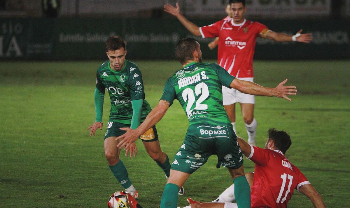 El CD Arenteiro, en su última cita, en el Municipal de Espiñedo ante el Cornellá. |  // IÑAKI OSORIO