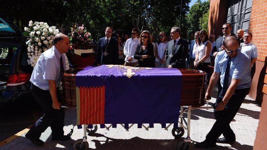 El feretro de Alba Marcos, a la entrada de San Lorenzo, frente a sus familiares.