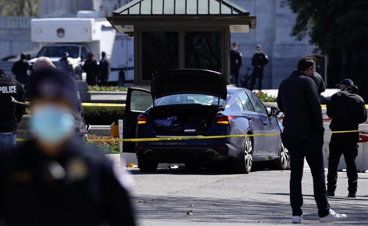 Un policía muere y otro resulta herido en un atropello en el Capitolio. En la foto, el coche causante del suceso, estrellado contra una barrera.