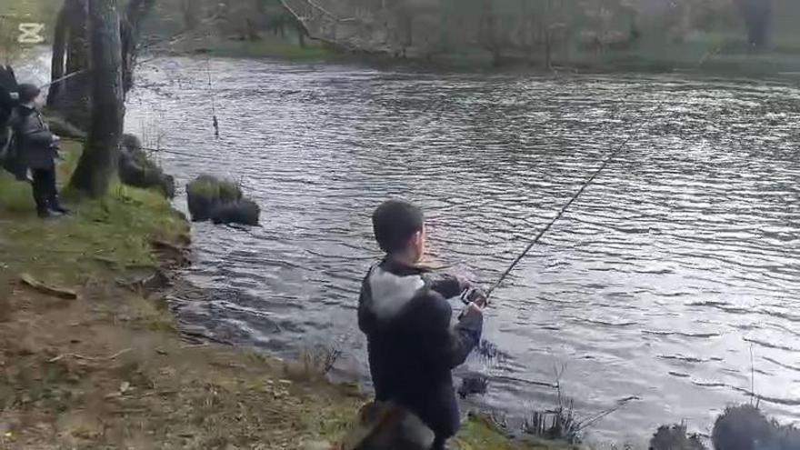 Comienza la temporada de pesca fluvial en ríos y embalses de Galicia