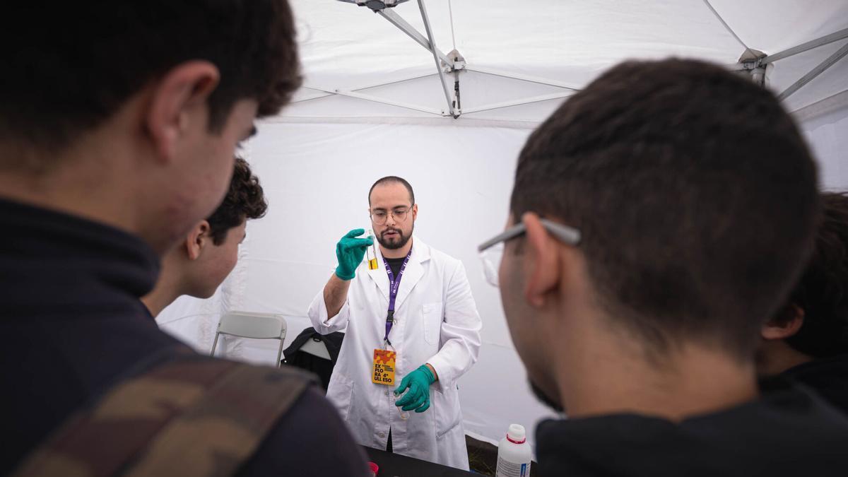 Un investigador de la Universidad de La Laguna durante una jornada de puertas abiertas a estudiantes.