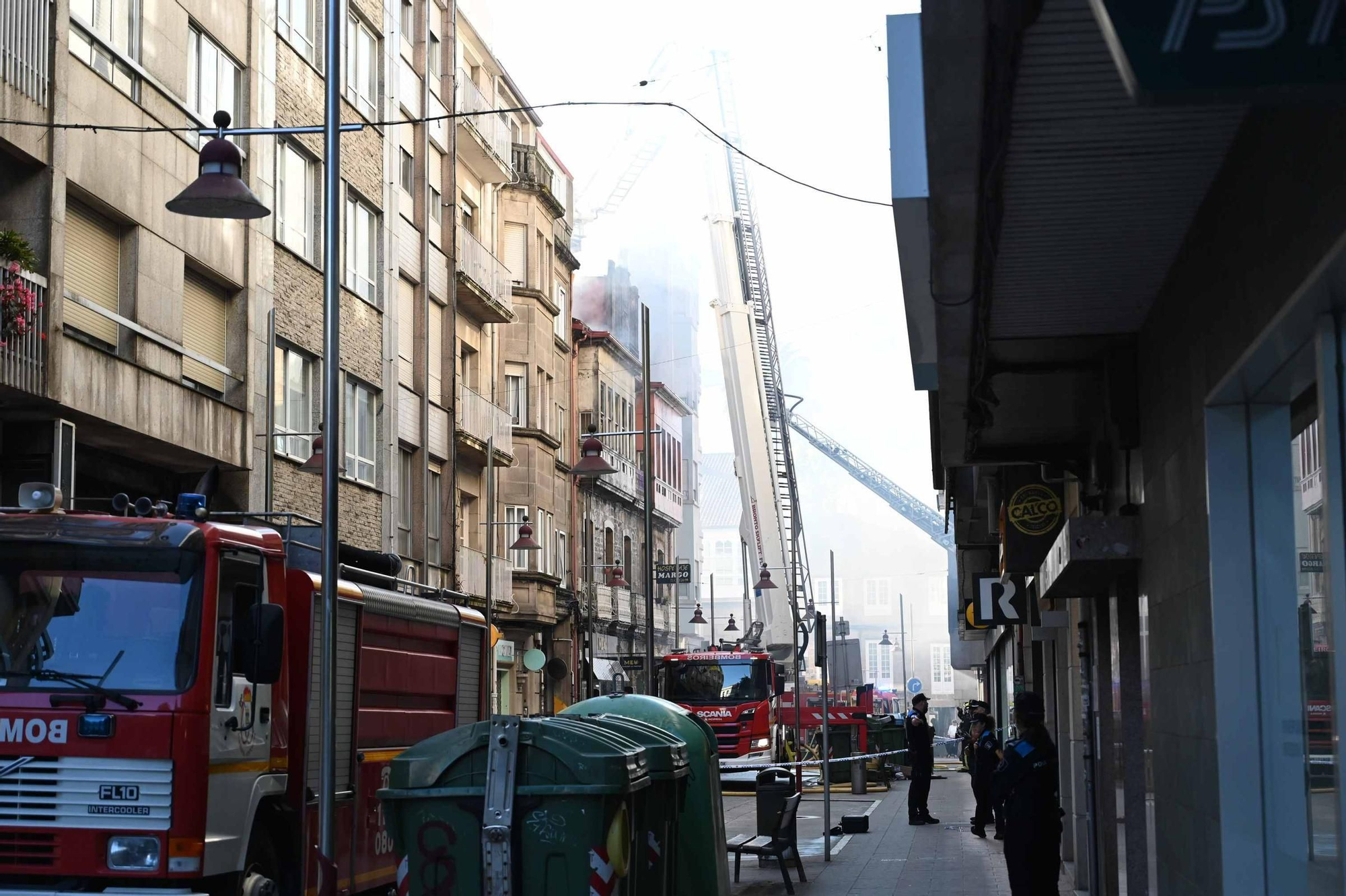 Dieciocho desalojados por el incendio de un edificio en el centro de Pontevedra