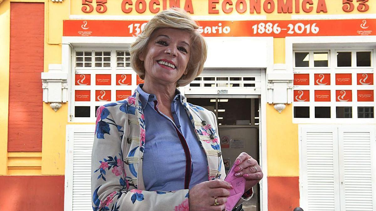 Pilar Pena posa delante de la Cocina Económica.  | // CARLOS PARDELLAS
