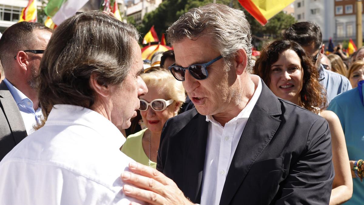 Alberto Núñez Feijóo y José María Aznar, con Isabel Díaz Ayuso atrás, en la manifestación del PP en Madrid para pedir la dimisión de Pedro Sánchez.