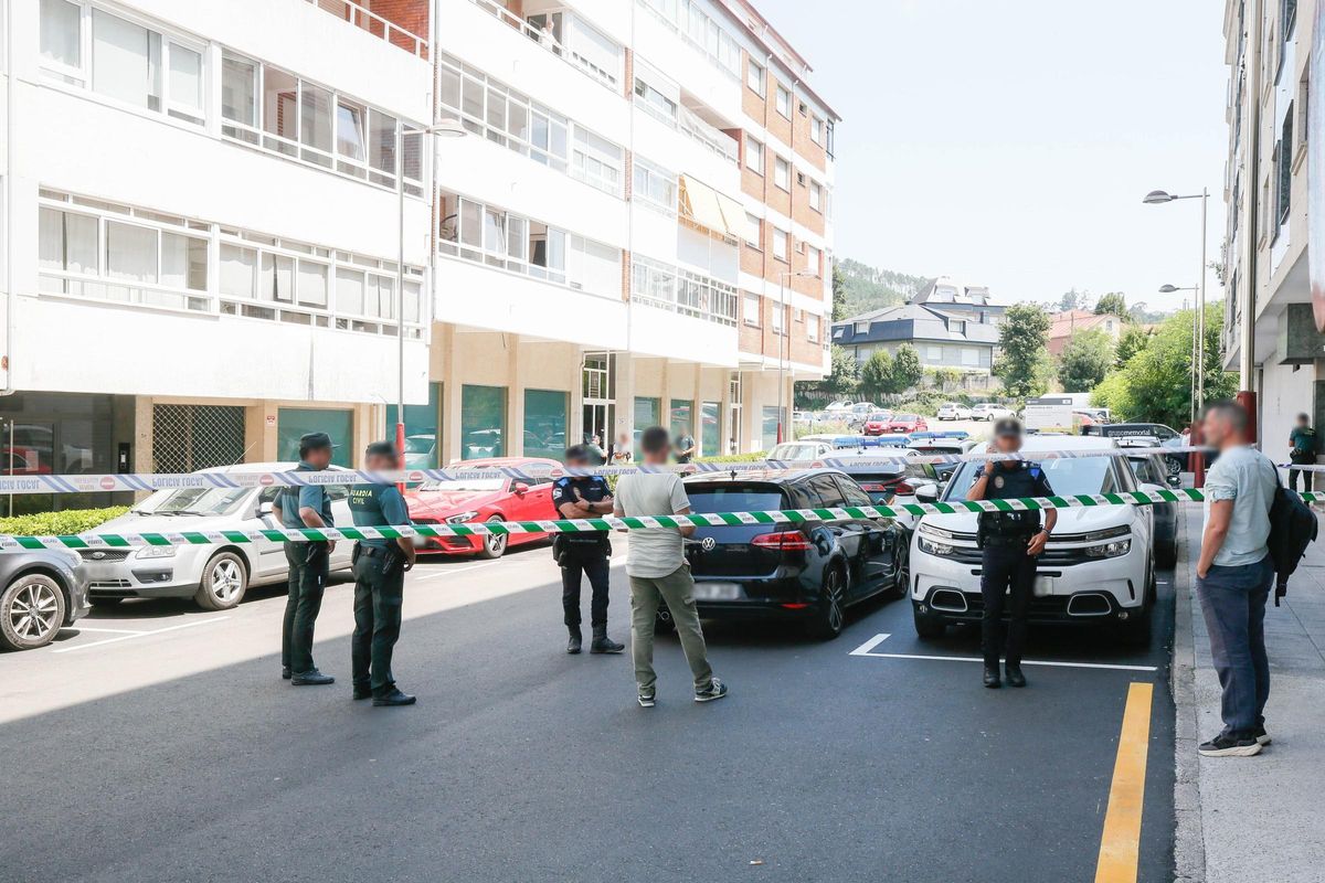 Agentes de la Policía y la Guardia Civil en la Avenida de Galicia, donde apareció el cadáver de una mujer.
