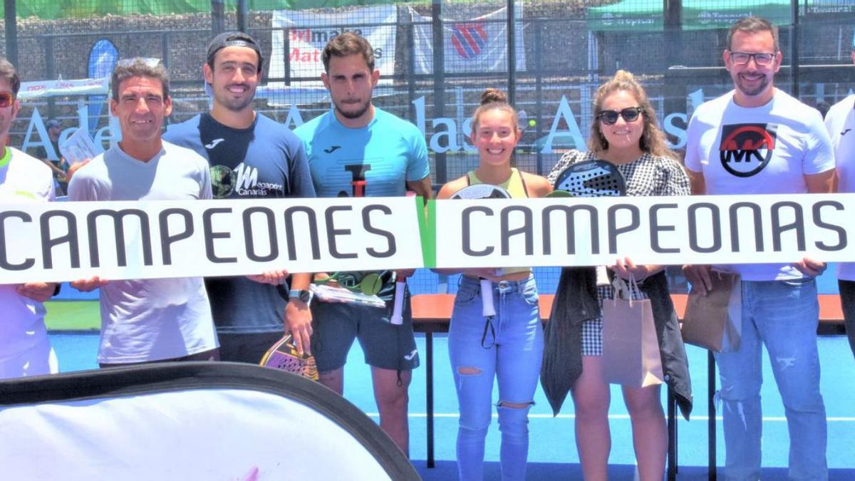 En el centro de la imagen, las parejas ganadoras masculina y femenina del Open Adelas, ayer en el Drago Pádel Club. | | LP/DLP