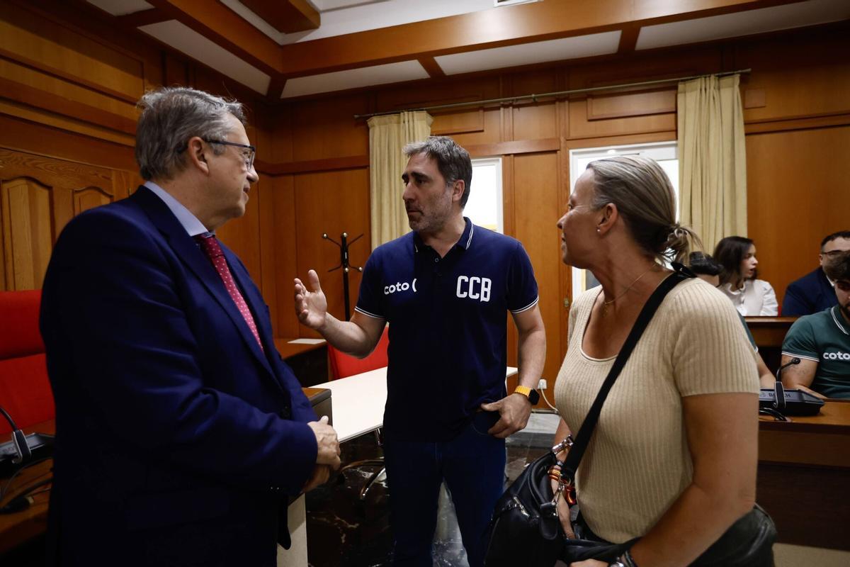 La primera jornada de las visitas institucionales del Coto Córdoba tras el ascenso, en imágenes