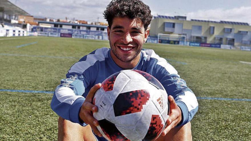 Shashoua posa en Son Malferit, el campo del Atlético Baleares.