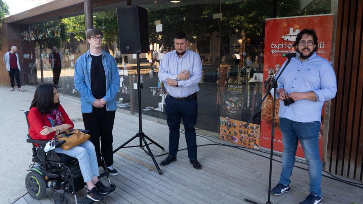 Miembros de Capitonis y la concejala de Cultura, en la inauguración. | J. L. F.