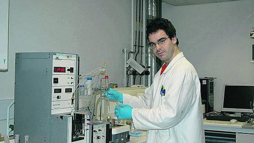 Mario Lebrato, trabajando en el laboratorio.