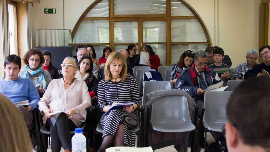 Los populares, en la última fila. Los ediles del PP que asistieron al Consejo Escolar se situaron en la última fila antes de abandonar la sala. En la imagen, un momento de la reunión con los ediles del PP al fondo: Elisa Fernández, con un papel en la mano, Covadonga Díaz, Belén Fernández y Francisco Javier García &quot;Chisco&quot; (tapado). En primera fila, los ediles Ignacio del Páramo e Isabel Bermejo (Somos) y María Luisa Ponga (PSOE).