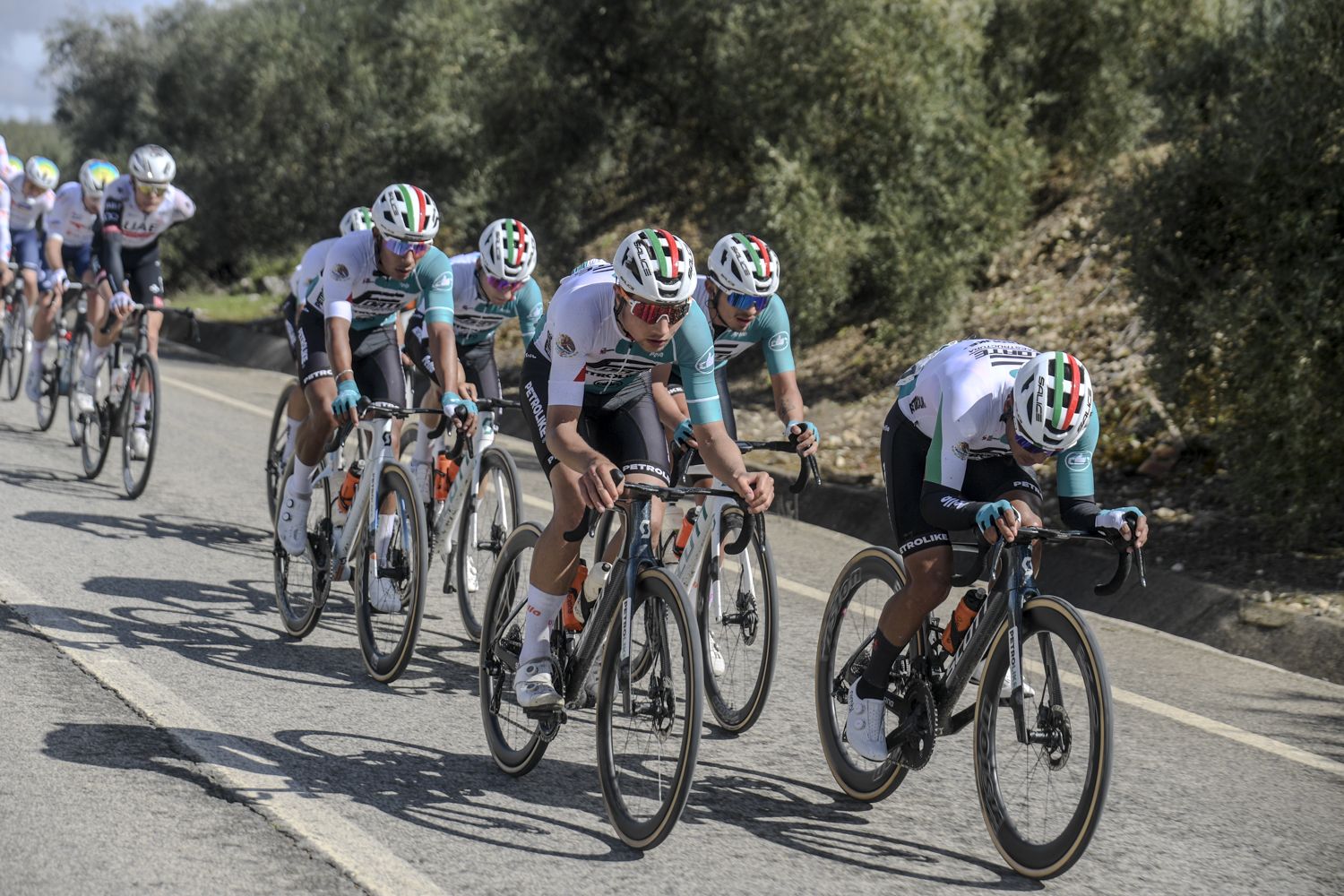 La salida de la etapa de Córdoba de la Vuelta a Andalucía en imágenes