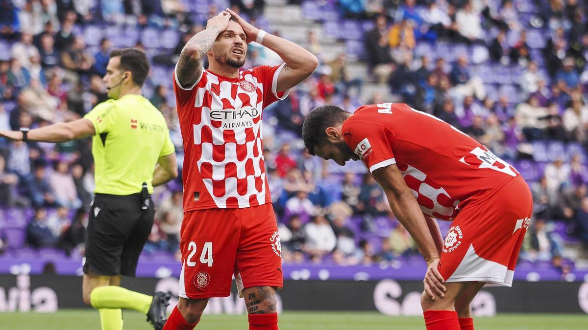 Portu y Abel Ruiz, los delanteros del Girona, se lamentan de una ocasión fallada ante el Valladolid en el Nuevo Zorrilla.