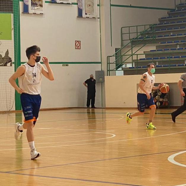 Ambos jugadores durante un momento de su primer partido como compañeros de equipo.