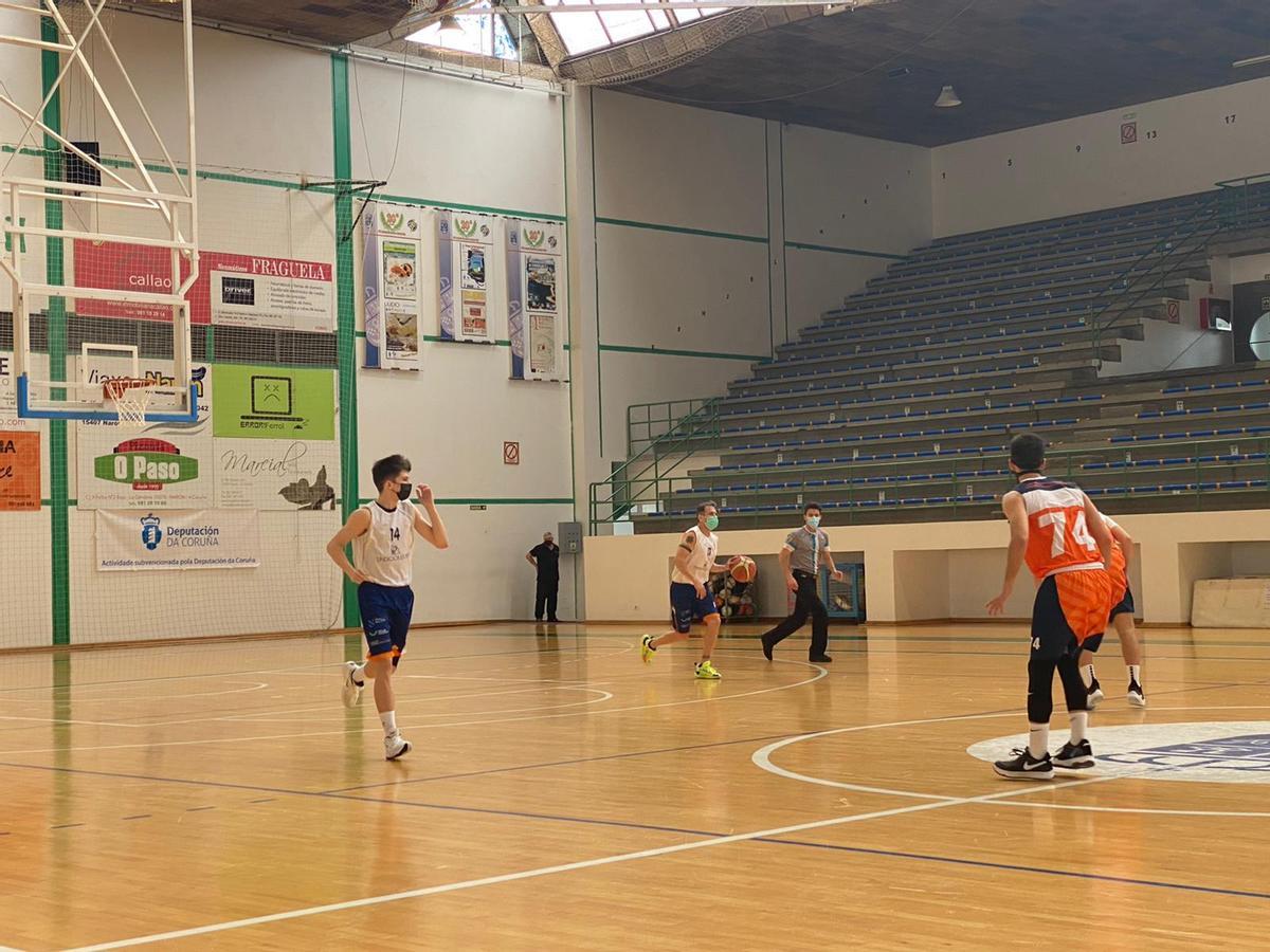 Ambos jugadores durante un momento de su primer partido como compañeros de equipo.