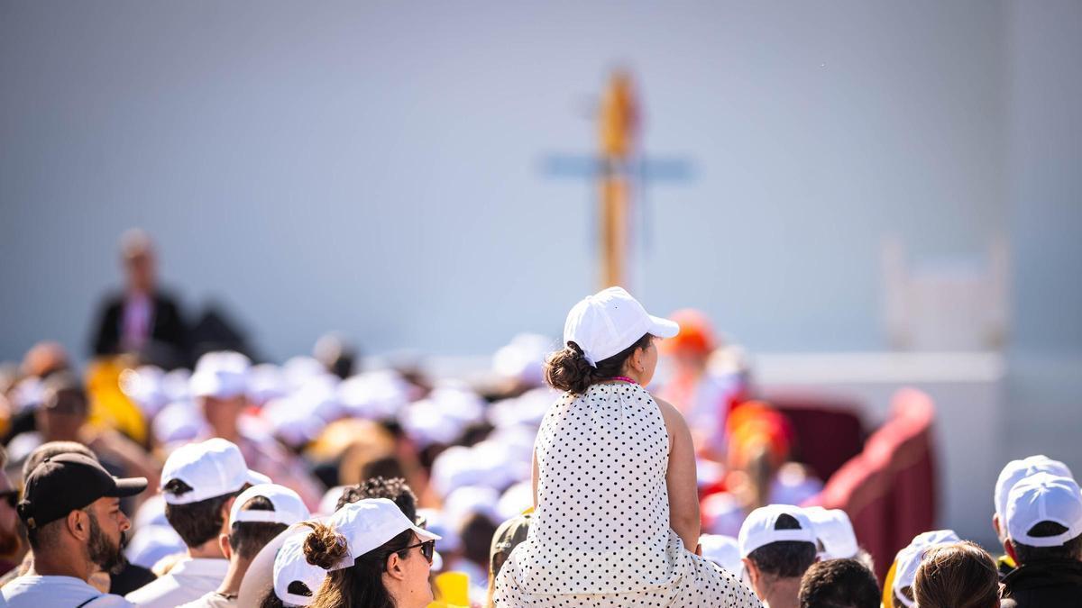 Multitudinaria acogida al papa León XIV en su paseo por La Laguna