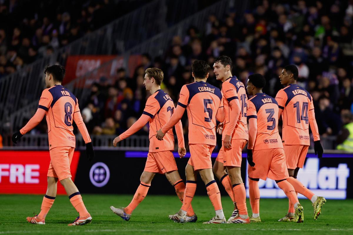 Andreas Christensen, en el centro, felicitó por sus compañeros al marcar el 0-1 en Guadalajara.