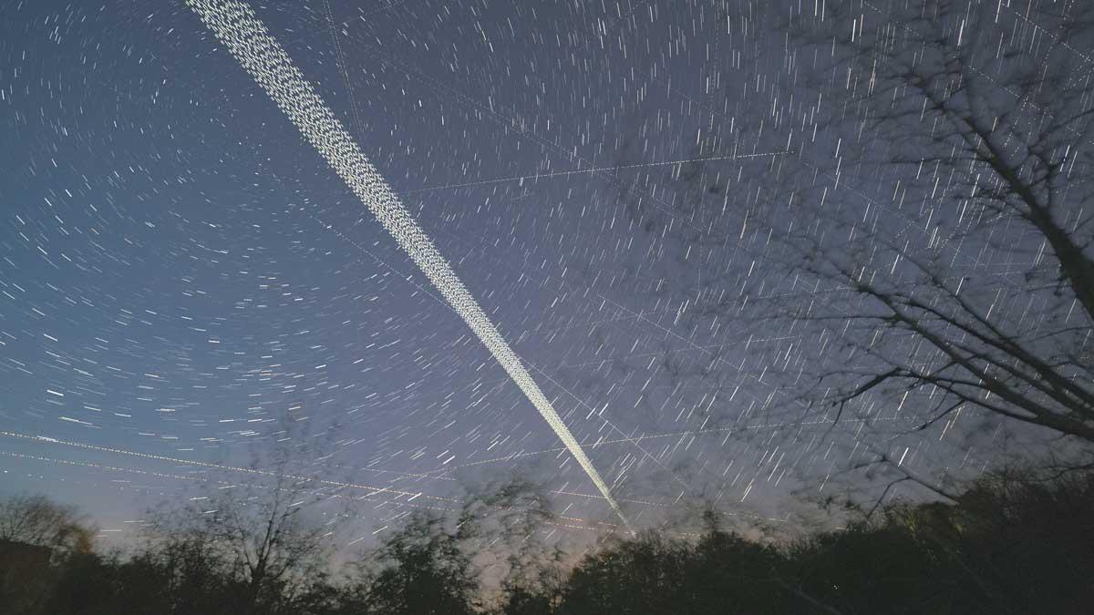 Una combinación de múltiples exposiciones en una sola foto muestra el rastro en el cielo del satélite SpaceX Starlink, a su paso por Herrnleis (Austria)