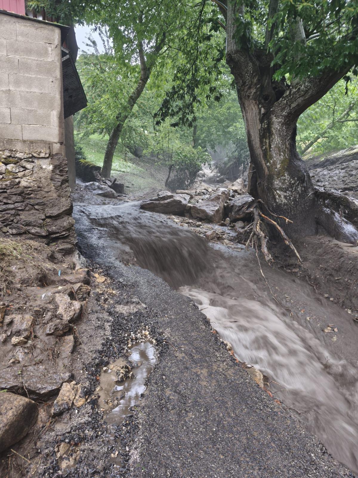 Lluvias torrenciales en Ourense provocan cortes de tráfico y anegan viviendas