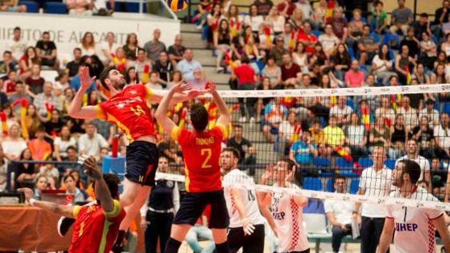 El central español Fornés arma un remate ayer ante Croacia en el Pitiu Rochel de Alicante.