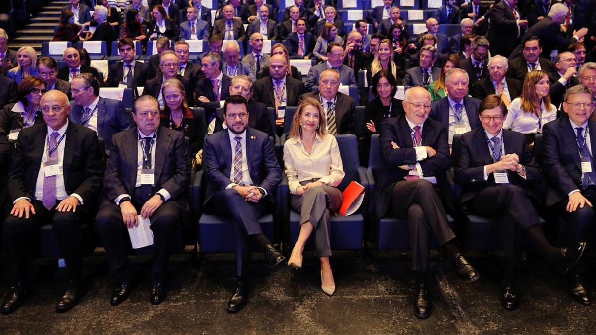 Pere Aragonès, la ministra Raquel Sánchez, y otros asistentes al acto de Quiero Corredor celebrado en Barcelona