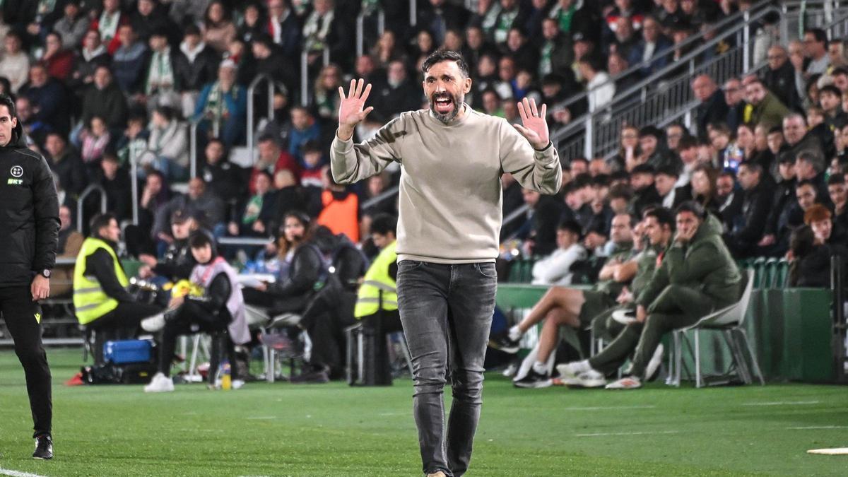 El entrenador del Elche CF, Eder Sarabia durante un entrenamiento antes de enfrentarse al Real Madrid en el Bernabéu