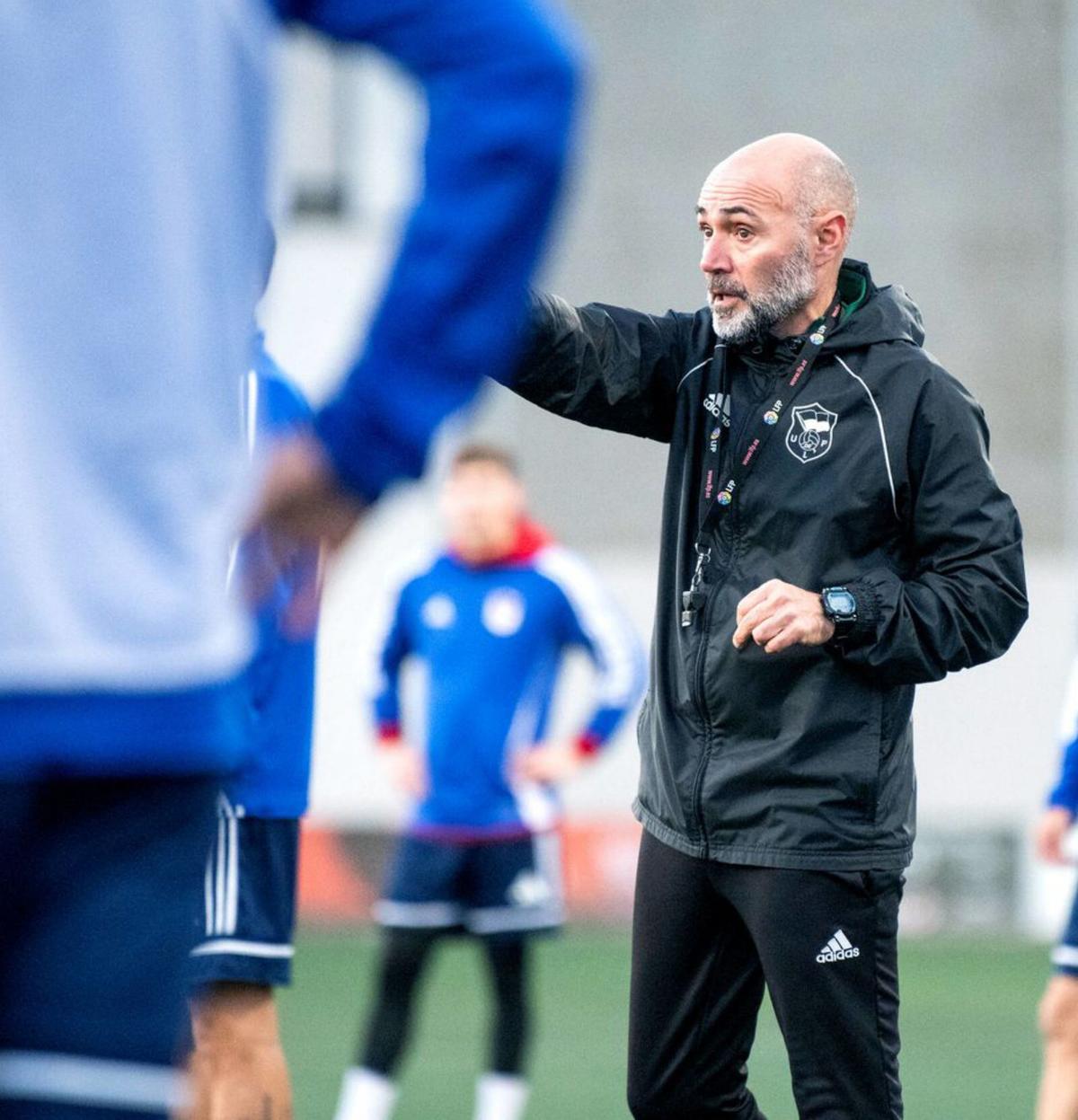 Manel Fernández, ayer, durante el entrenamiento del Langreo | UDLANGREO