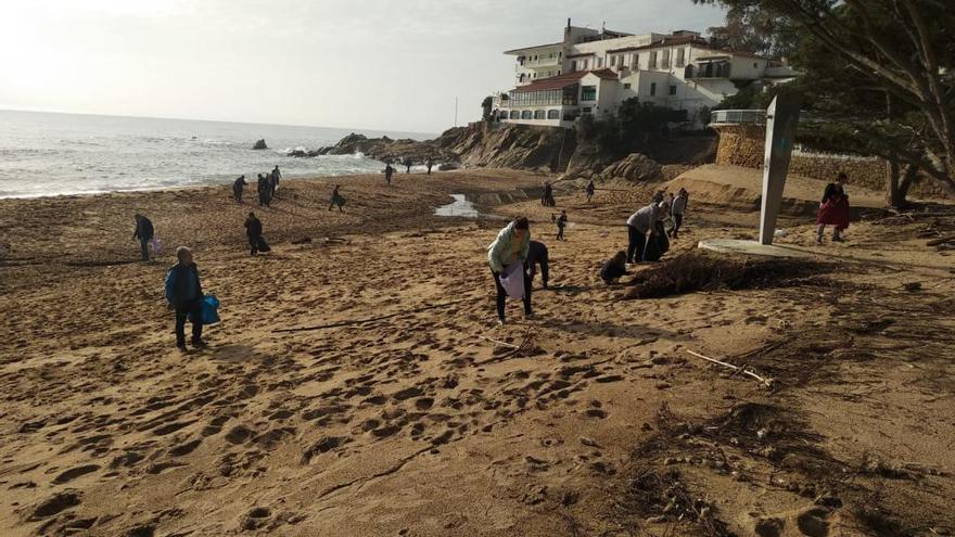 Voluntaris recollint restes del temporal a Platja d&#039;Aro