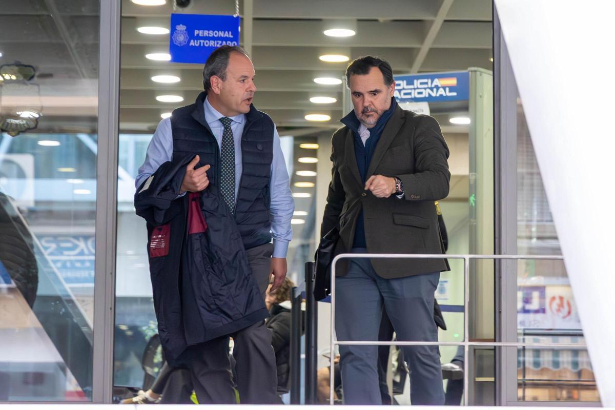 A la izquierda, Carlos Baño sale de la Comisaría de la Policía Nacional junto a su abogado.