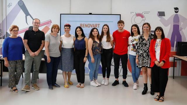 Por la izquierda, Susana Fonseca, Javier Cueli, Pilar Varela, Paula Balló, Ana Carla de Araújo, Daniel Estévez, Sofía Morís, Álex Águila, Marta María Saiz, Sandra Herrero y Guiomar Álvarez, ayer, en el CIFP de Avilés tras la presentación del proyecto «Renovart». | Mara Villamuza