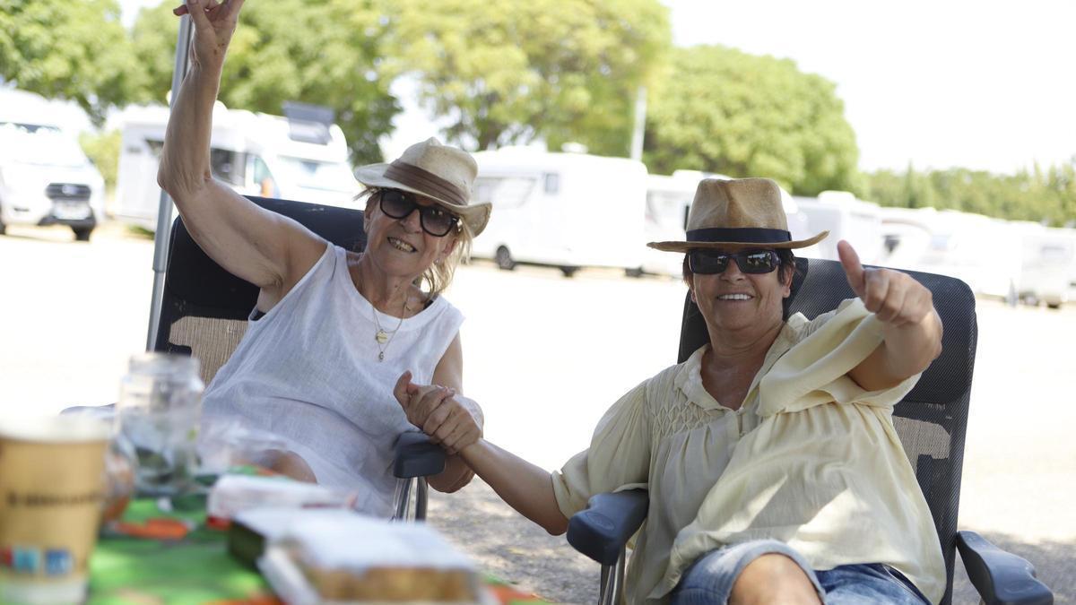Rafaela Ballesteros y Carmen Longares disfrutando de un aperitivo previo al eclipse